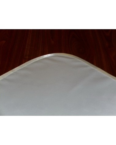 Fehér, ferdepánntal szegett teflonos terítő 240x140 cm